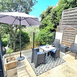  Hébergement de vacances Rénové Avec Terrasse St Raphael